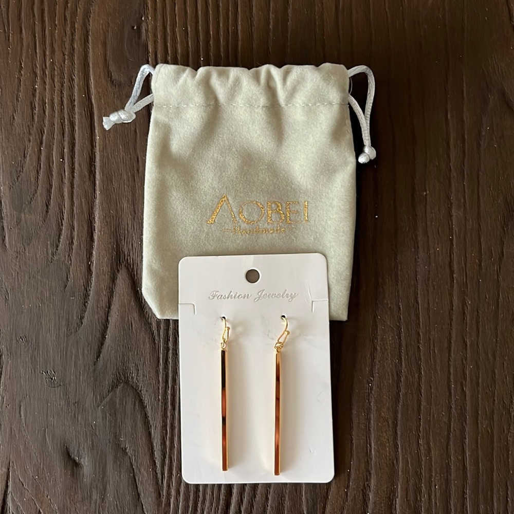Aobei women’s vertical bar drop earrings. Size O/S